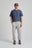 Persona che indossa una t-shirt Organic Essential blu, vista frontale | TP_IMAGE_TYPE=MODEL_FRONT