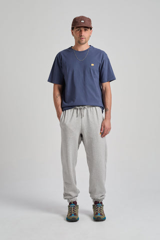 Persona che indossa una t-shirt Organic Essential blu, vista frontale | TP_IMAGE_TYPE=MODEL_FRONT