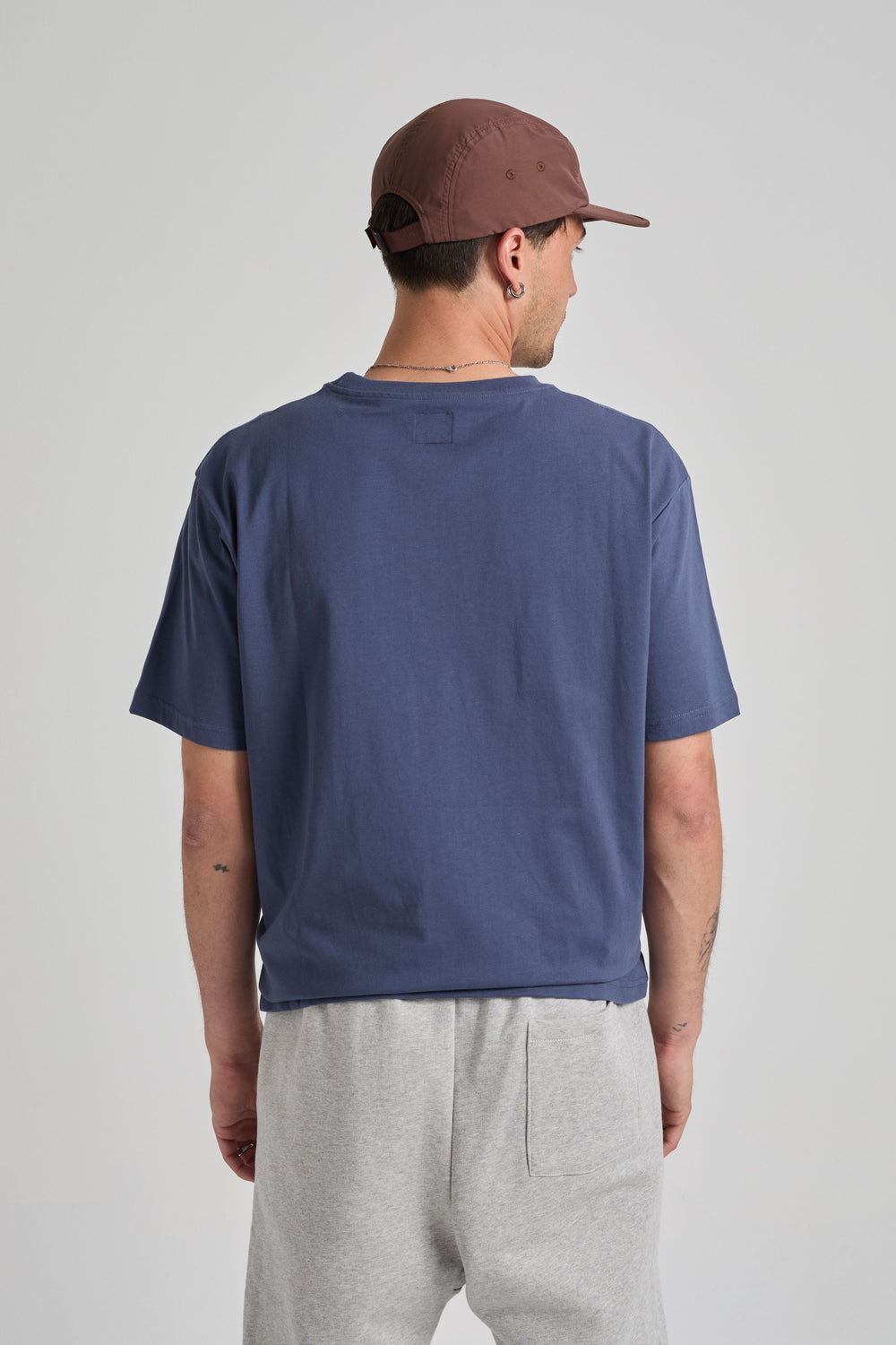 Person wearing an Organic Essential T-Shirt in Trendsplant Blue back view | TP_IMAGE_TYPE=MODEL_BACK