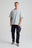 Personne portant un t-shirt oversize bleu perle à manches courtes, associé à un jean en denim foncé et tenant une casquette bleu marine, dans un studio. | TP_IMAGE_TYPE=MODEL_FRONT