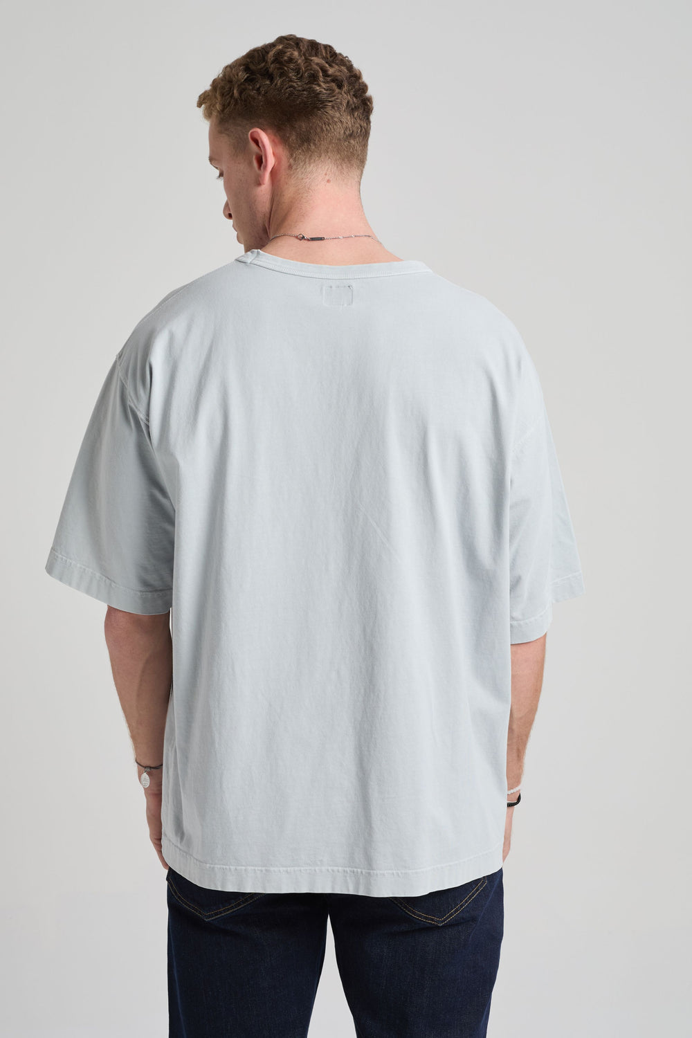 Personne portant l'Essential Sunwashed Heavyweight Oversized T-Shirt en Pearl Blue, vue de dos | TP_IMAGE_TYPE=MODEL_BACK