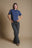 Persona che indossa una t-shirt essenziale biologica Trendsplant Blue, vista frontale | TP_IMAGE_TYPE=MODEL_FRONT