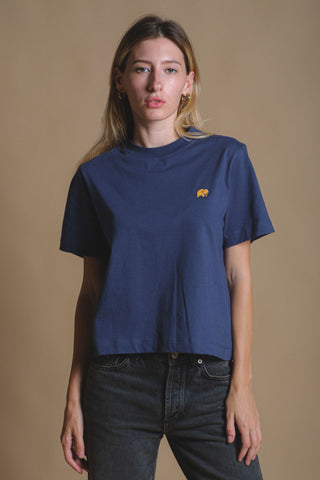 Persona che indossa una t-shirt essenziale biologica Trendsplant Blue, vista frontale | TP_IMAGE_TYPE=MODEL_FRONT