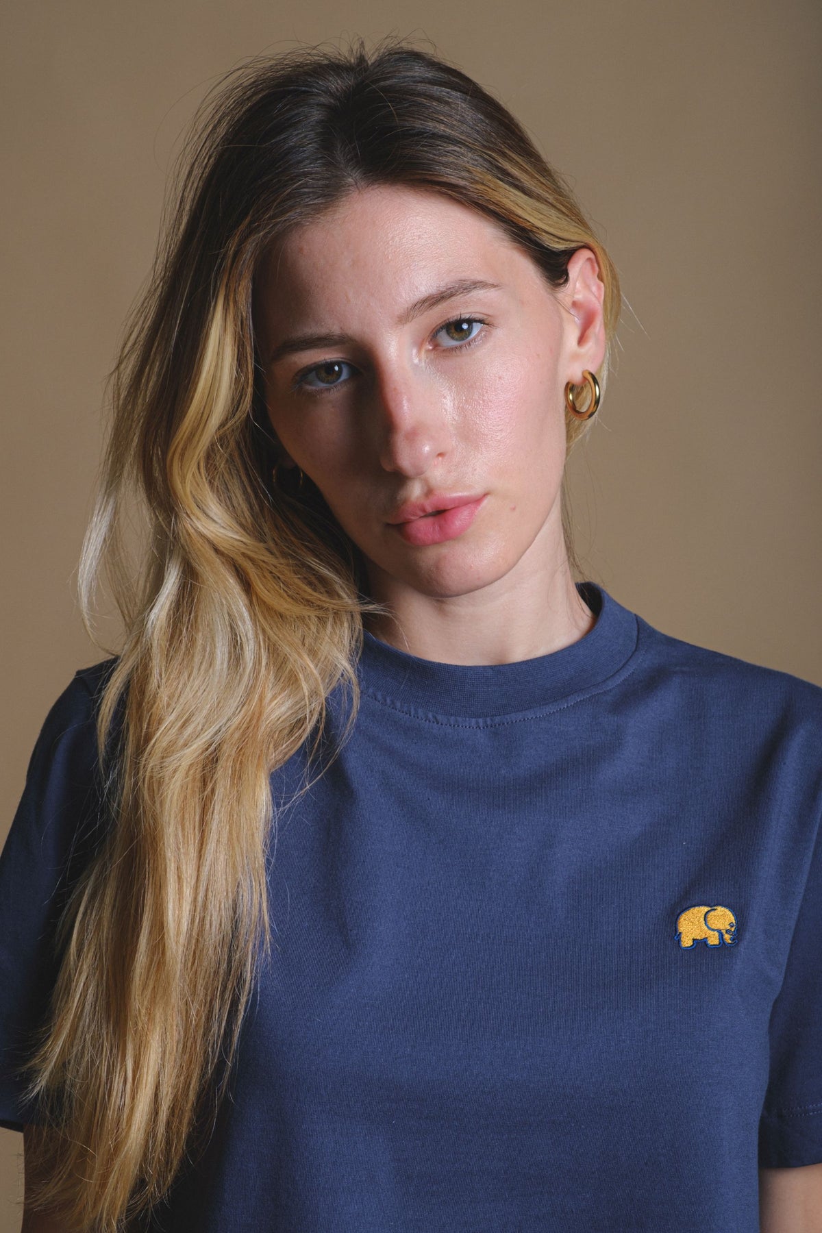 Personne portant un t-shirt Trendsplant bleu, vue de face | TP_IMAGE_TYPE=MODEL_FRONT