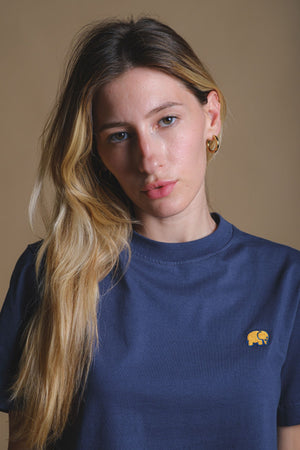 Persona che indossa una t-shirt Trendsplant Blue, vista frontale | TP_IMAGE_TYPE=MODEL_FRONT
