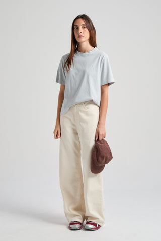 Persona che indossa una t-shirt Essentials Pearl Blue, vista frontale | TP_IMAGE_TYPE=MODEL_FRONT