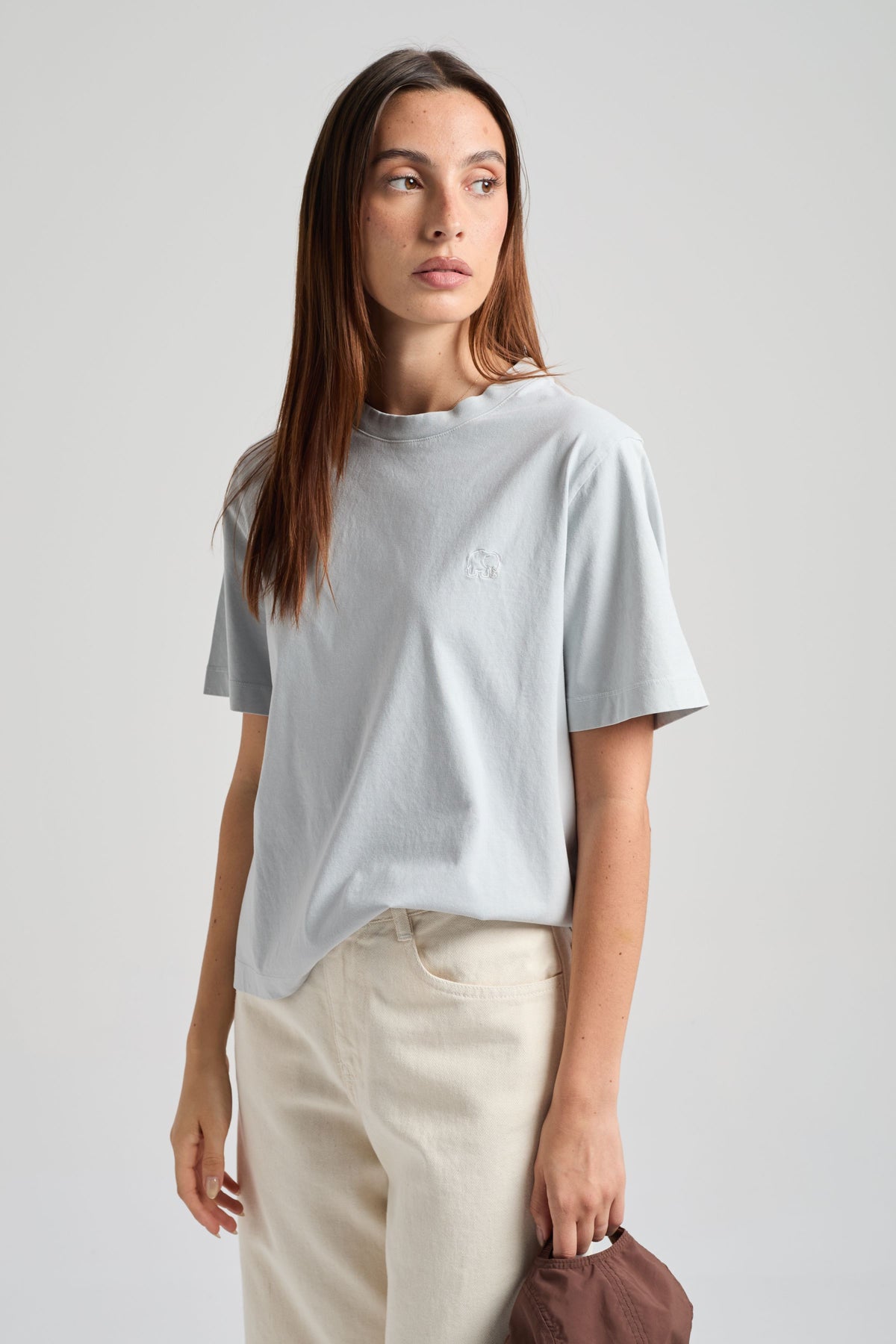 Personne portant un t-shirt Pearl Blue, vue de face | TP_IMAGE_TYPE=MODEL_FRONT