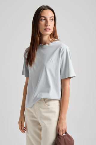 Persona che indossa una t-shirt Pearl Blue, vista frontale | TP_IMAGE_TYPE=MODEL_FRONT
