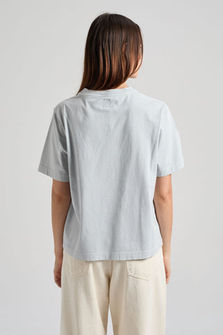 Persona che indossa una t-shirt Pearl Blue, vista posteriore | TP_IMAGE_TYPE=MODEL_BACK