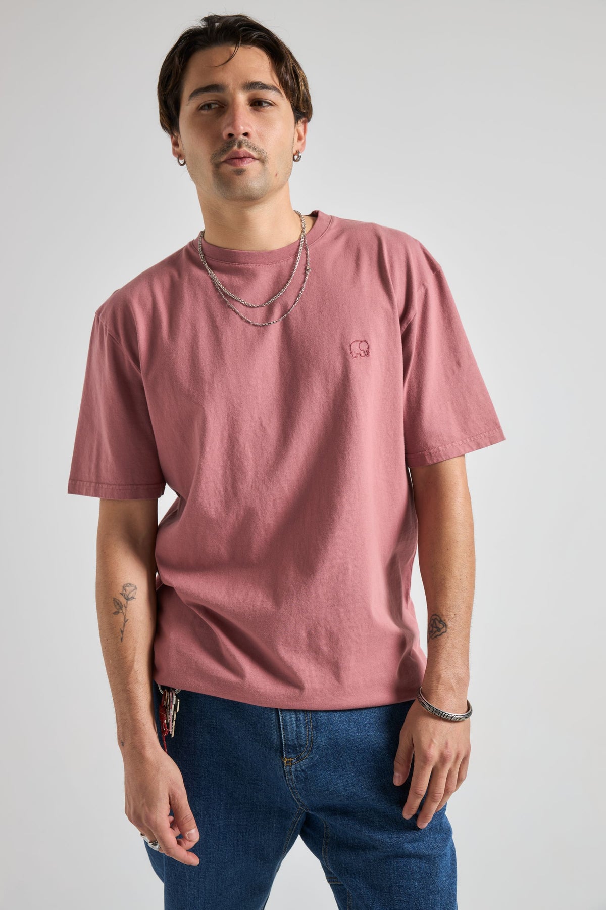Person wearing an Essential Sunwashed T-Shirt in Deco Rose front view | TP_IMAGE_TYPE=MODEL_FRONT