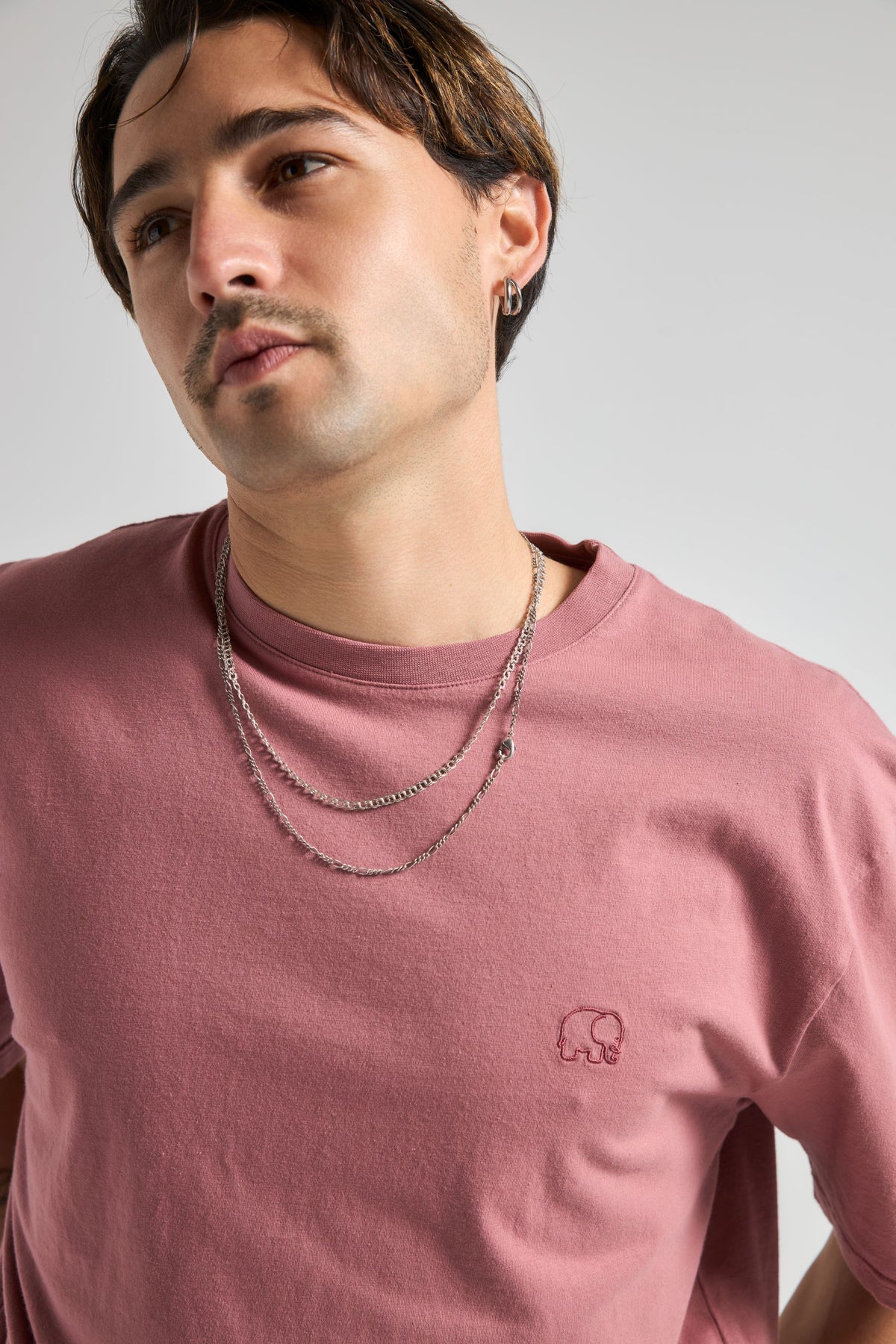Person wearing an Essential Sunwashed T-Shirt in Deco Rose, front view | TP_IMAGE_TYPE=MODEL_FRONT