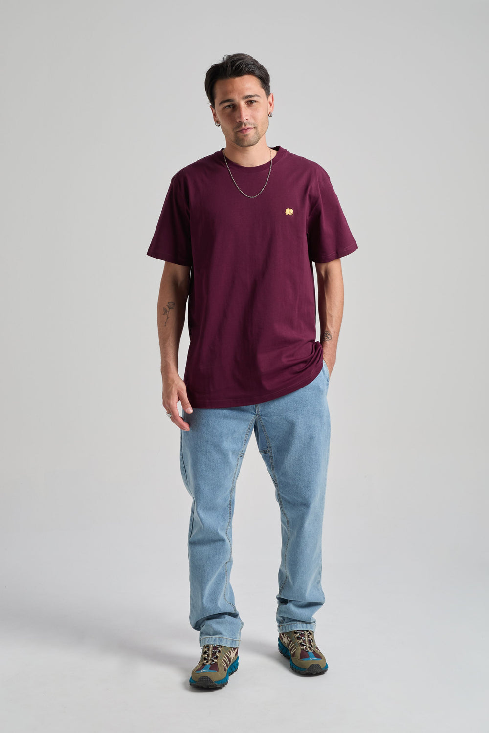 Persona che indossa una Organic Essential T-Shirt in Wine Red, vista frontale | TP_IMAGE_TYPE=MODEL_FRONT