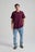 Persona che indossa una Organic Essential T-Shirt in Wine Red, vista frontale | TP_IMAGE_TYPE=MODEL_FRONT