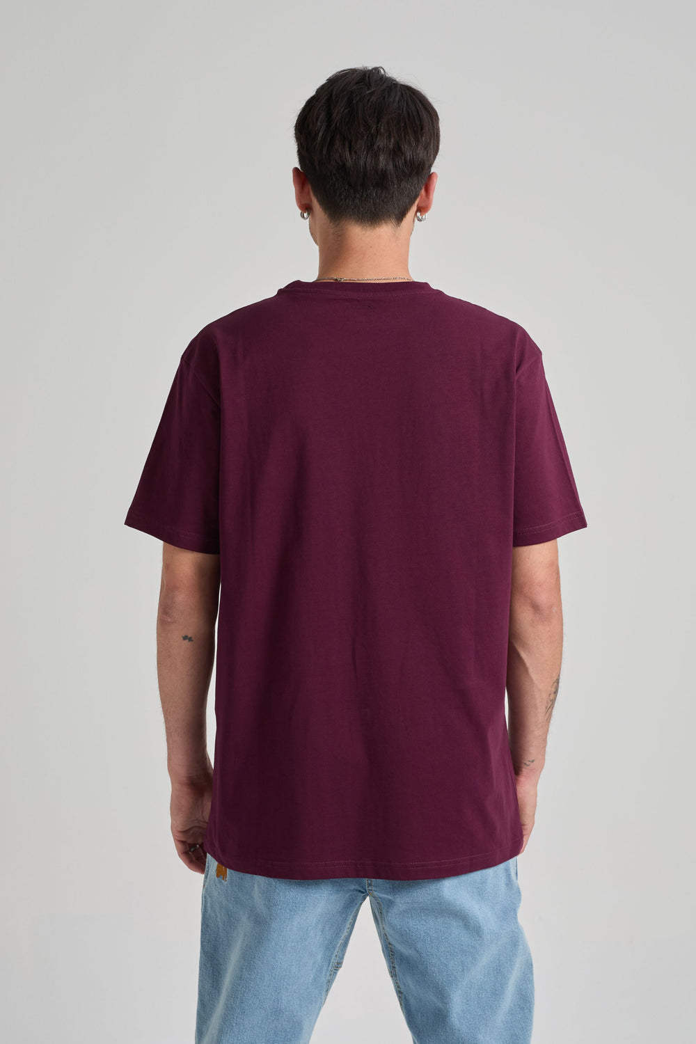 Person wearing an Organic Essential T-Shirt in Wine Red back view | TP_IMAGE_TYPE=MODEL_BACK