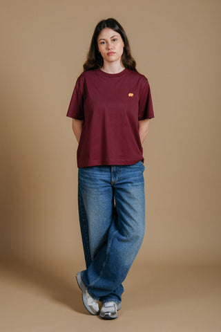 Persona che indossa una t-shirt Essential biologica bordeaux, vista frontale | TP_IMAGE_TYPE=MODEL_FRONT