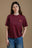 Persona che indossa una T-shirt Organic Essential da donna color bordeaux, vista frontale | TP_IMAGE_TYPE=MODEL_FRONT