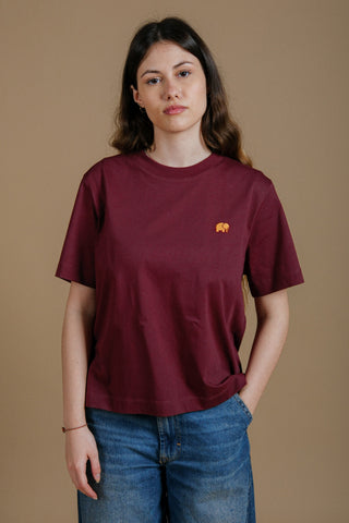 Persona che indossa una T-shirt Organic Essential da donna color bordeaux, vista frontale | TP_IMAGE_TYPE=MODEL_FRONT