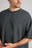 Personne portant un t-shirt épais oversize en Pirate Black, présentant un design simple avec un logo discret sur la poitrine | TP_IMAGE_TYPE=MODEL_FRONT
