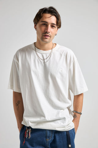 Personne portant un t-shirt oversize Essential Sunwashed Heavyweight en Foam White, vue de face | TP_IMAGE_TYPE=MODEL_FRONT