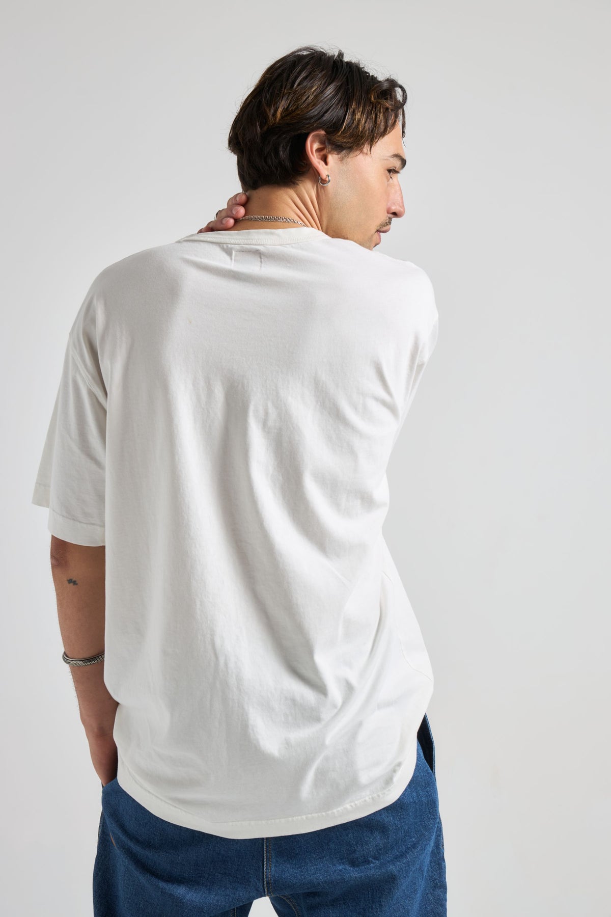Personne portant un Essential Sunwashed Heavyweight Oversized T-Shirt en Foam White, vue de dos | TP_IMAGE_TYPE=MODEL_BACK