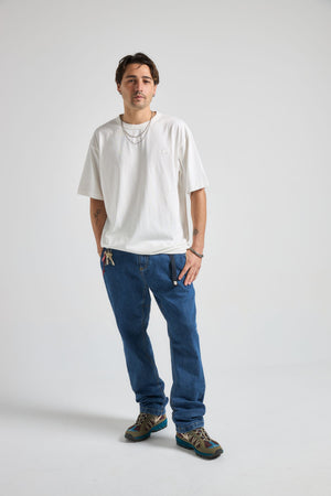 Personne portant un t-shirt oversize Foam White, vue de face | TP_IMAGE_TYPE=MODEL_FRONT