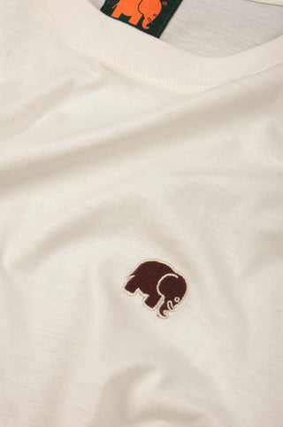 Dettaglio ravvicinato della Organic Essential T-Shirt in Natural con un elefante ricamato sul petto. | TP_IMAGE_TYPE=DETAIL