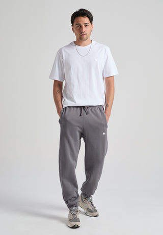 Persona che indossa una Organic Essential T-Shirt in White, vista frontale | TP_IMAGE_TYPE=MODEL_FRONT