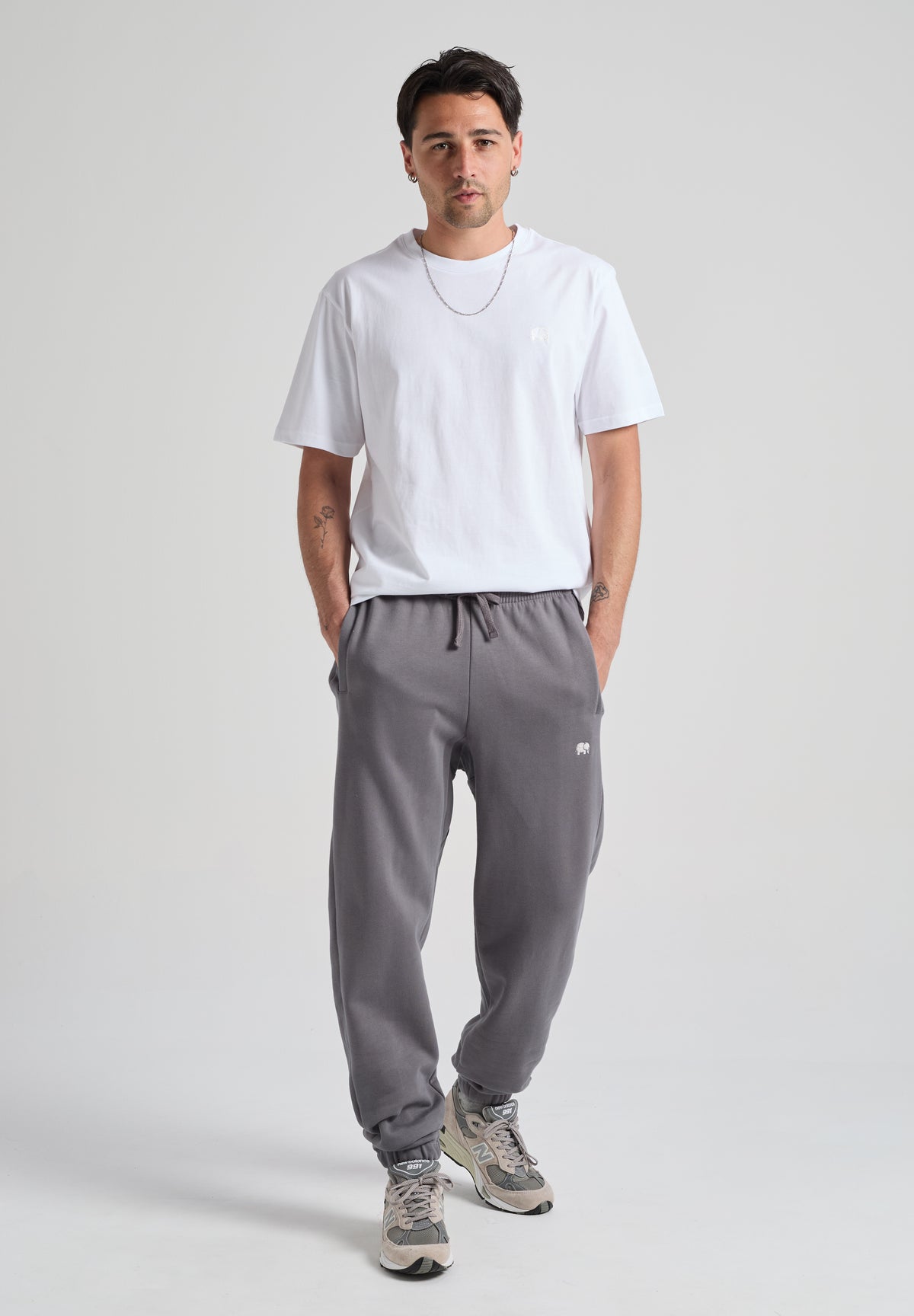 Persona che indossa una Organic Essential T-Shirt in White, vista frontale | TP_IMAGE_TYPE=MODEL_FRONT
