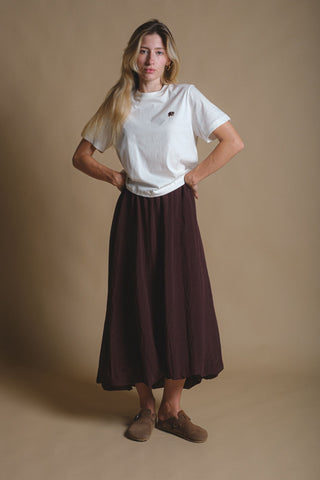 Persona che indossa una Women's Organic Essential T-Shirt Natural, vista frontale | TP_IMAGE_TYPE=MODEL_FRONT