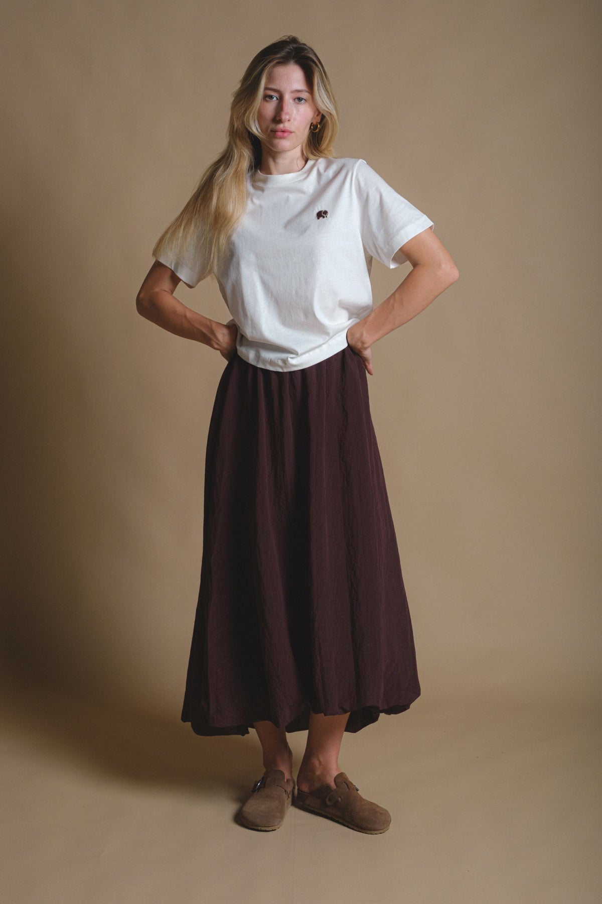 Persona che indossa una Women's Organic Essential T-Shirt Natural, vista frontale | TP_IMAGE_TYPE=MODEL_FRONT