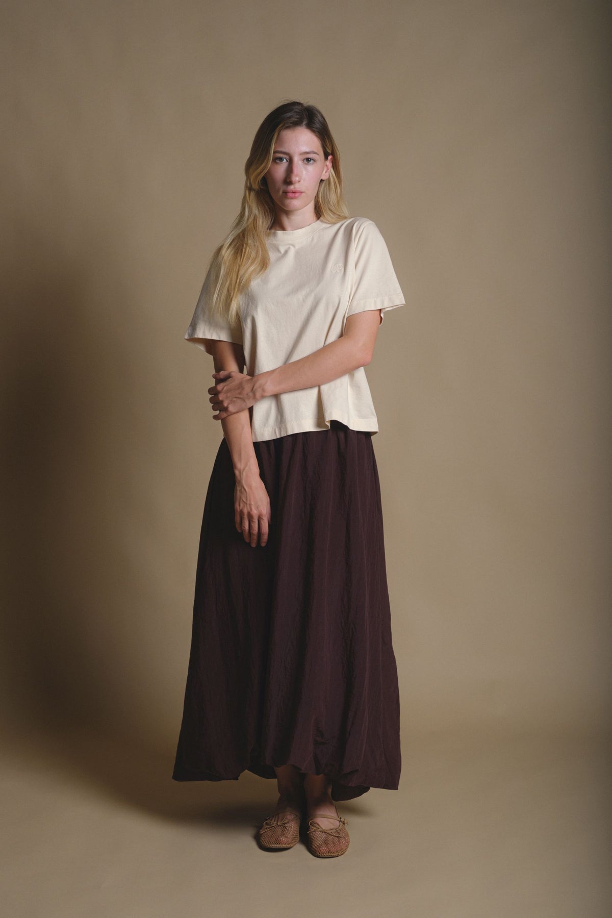 Persona con camiseta Pearled Ivory, vista frontal | TP_IMAGE_TYPE=MODEL_FRONT