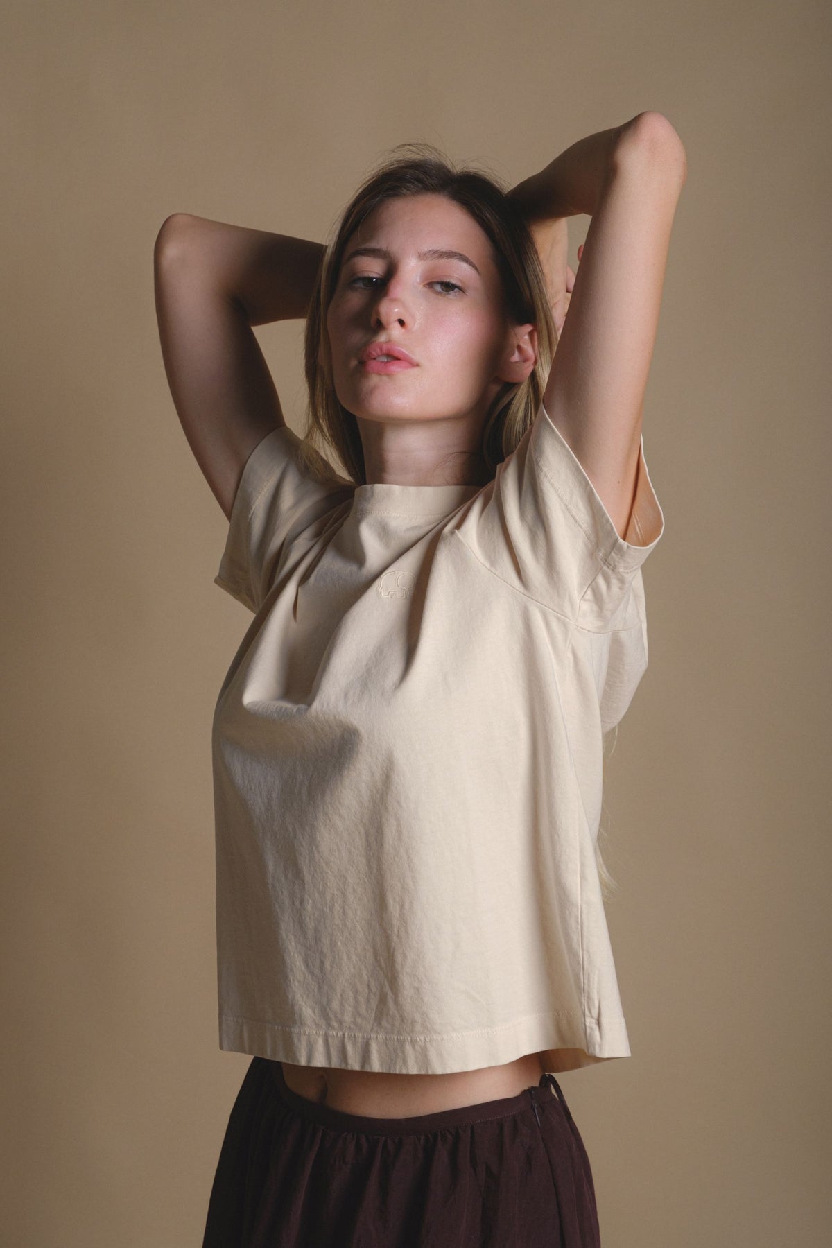Personne portant un T-Shirt Women's Essential Garment en Pearled Ivory, vue de face | TP_IMAGE_TYPE=MODEL_FRONT