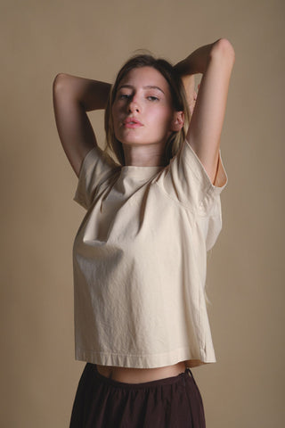 Persona con una Women's Essential Garment T-Shirt en Pearled Ivory, vista frontal | TP_IMAGE_TYPE=MODEL_FRONT