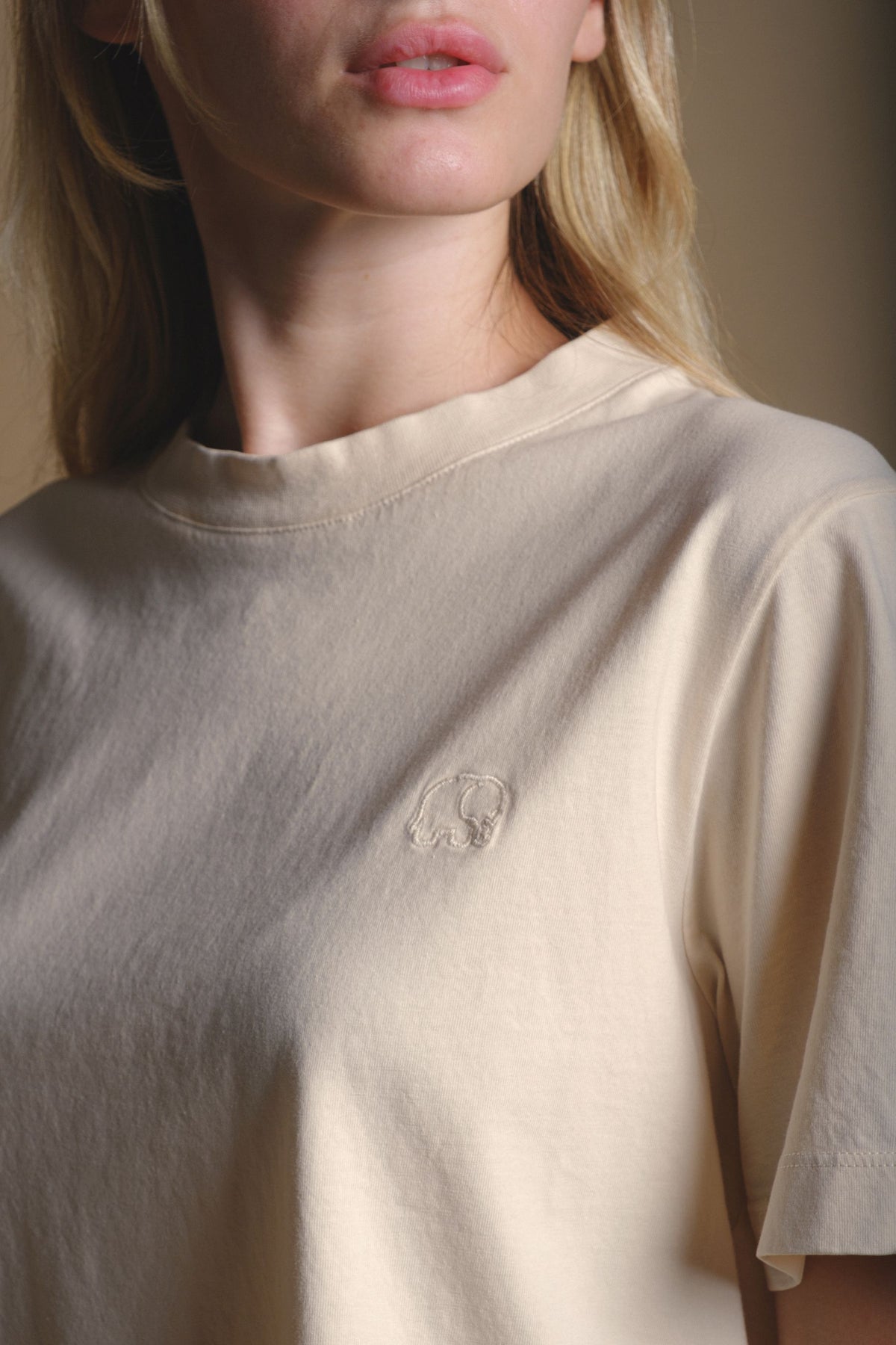 Persona con camiseta Pearled Ivory, vista frontal | TP_IMAGE_TYPE=MODEL_FRONT