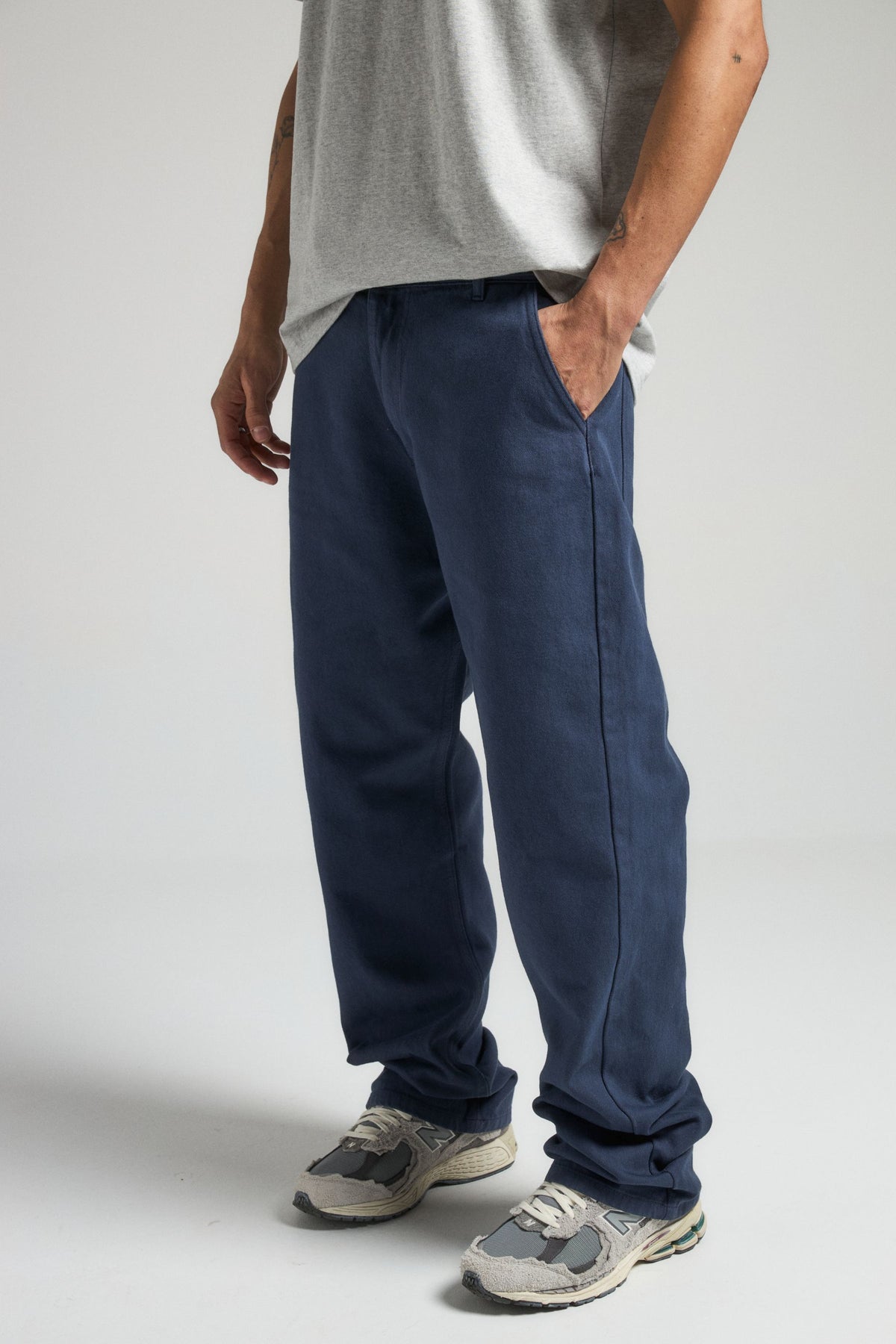 Personne portant le pantalon Operator Baritone Blue, vue de face | TP_IMAGE_TYPE=MODEL_FRONT