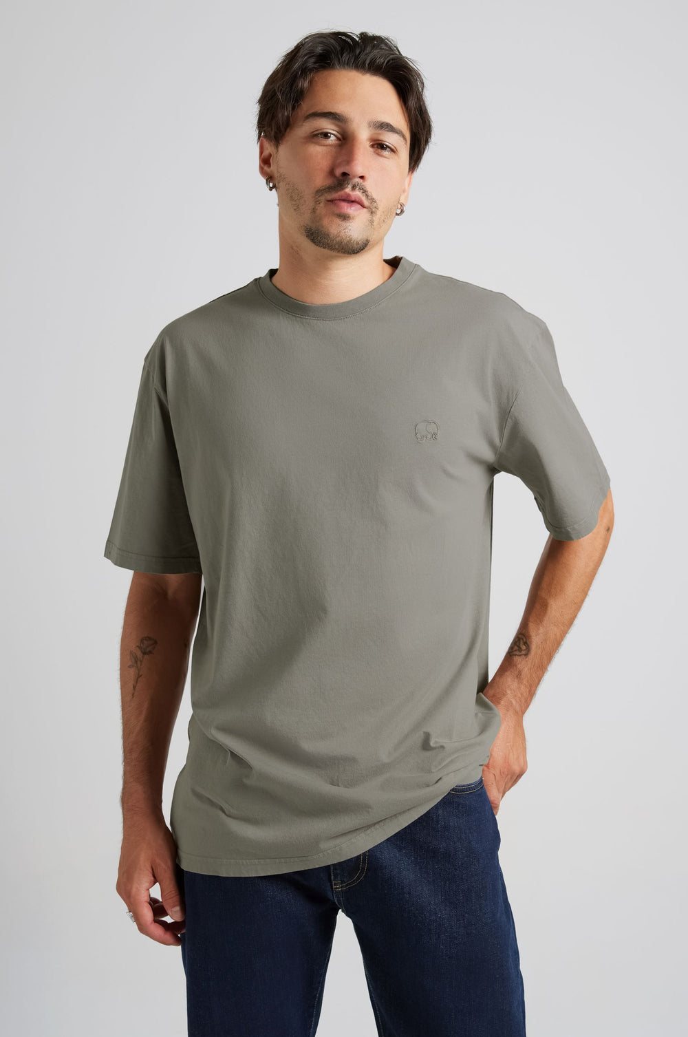 Person wearing an Essential T-Shirt in Brushed Nickel, styled with denim jeans against a neutral background. | TP_IMAGE_TYPE=MODEL_FRONT