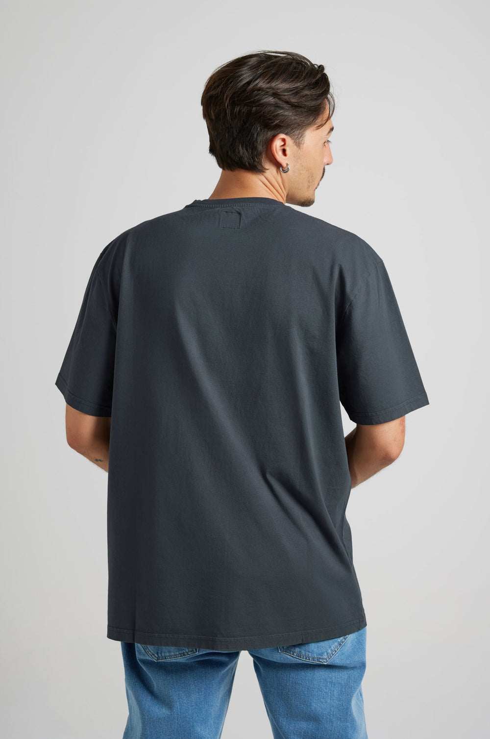 Person wearing an Essential T-Shirt in Bitumen Grey, viewed from the back | TP_IMAGE_TYPE=MODEL_BACK