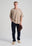 Personne portant un Essential Oversized T-Shirt en Moon Rock Grey, avec un jean foncé et tenant une casquette marron | TP_IMAGE_TYPE=MODEL_FRONT
