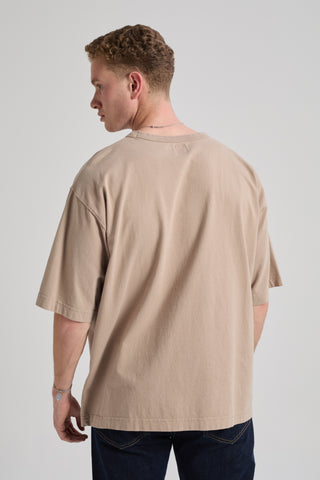 Personne portant un Essential Oversized T-Shirt en Moon Rock Grey, vue de dos. | TP_IMAGE_TYPE=MODEL_BACK