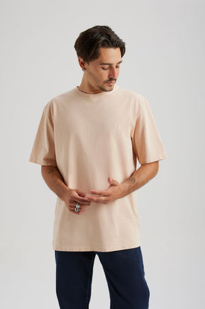 Personne portant l'Essential Sunwashed T-Shirt en gris fumée, coupe décontractée et encolure ras du cou. | TP_IMAGE_TYPE=MODEL_FRONT