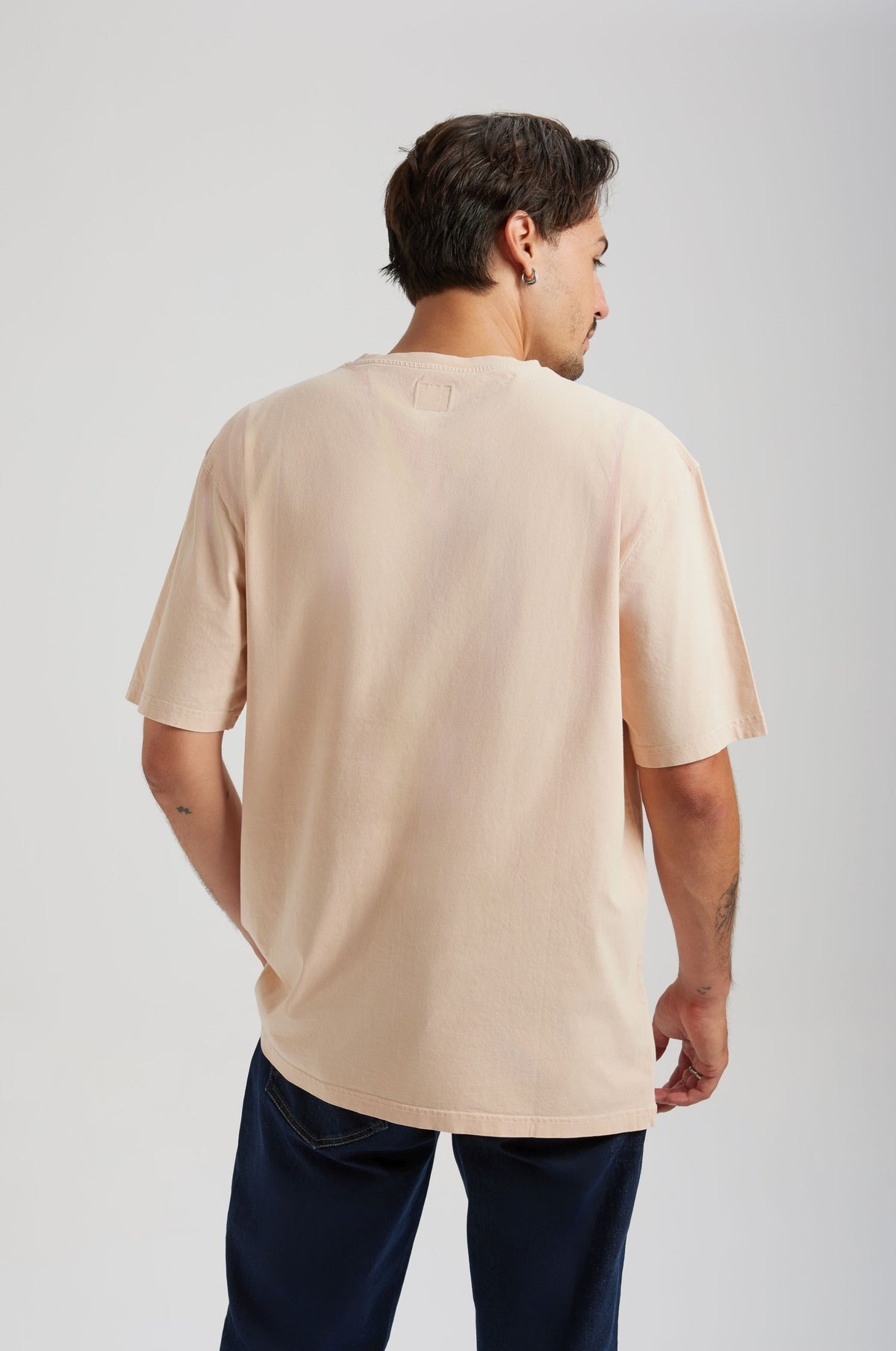 Personne portant le t-shirt Essential Sunwashed T-Shirt en Smoke Gray, vue de dos | TP_IMAGE_TYPE=MODEL_BACK