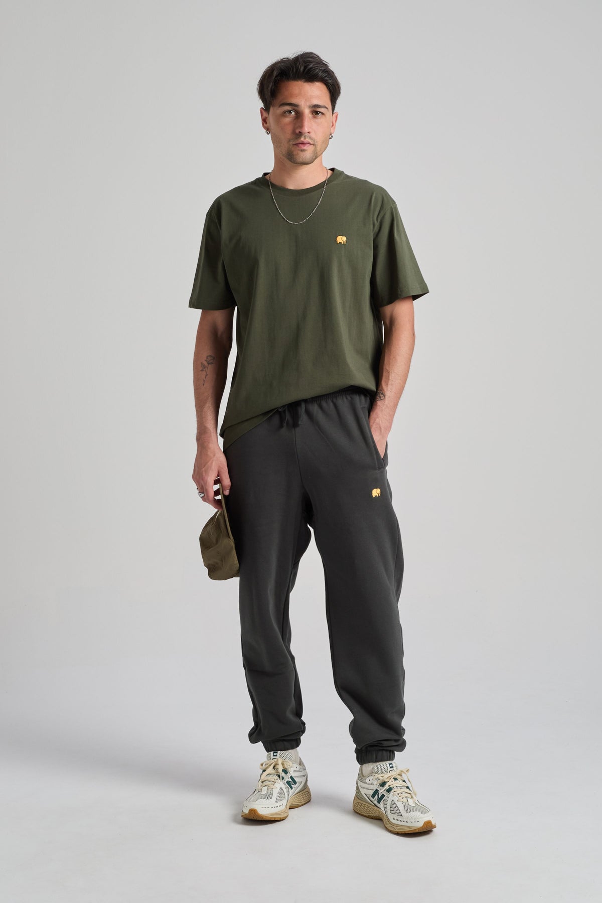 Person wearing an Organic Essential T-Shirt Kombu Green front view | TP_IMAGE_TYPE=MODEL_FRONT