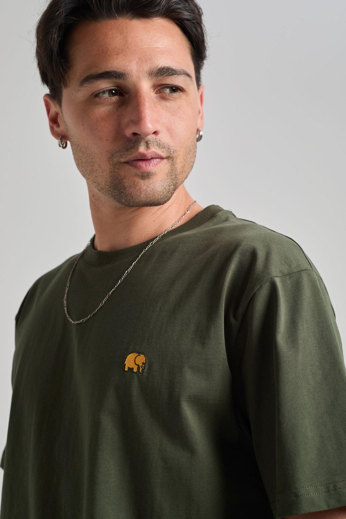 Persona che indossa una Organic Essential T-Shirt in Kombu Green, vista frontale | TP_IMAGE_TYPE=MODEL_FRONT