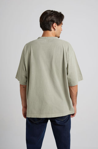 Persona che indossa una Essential Sunwashed Heavyweight Oversized T-Shirt in Seagrass, vista di spalle. | TP_IMAGE_TYPE=MODEL_BACK
