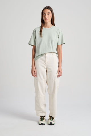 Personne portant un T-shirt Essential pour femme en Coastal Fog, vue de face | TP_IMAGE_TYPE=MODEL_FRONT