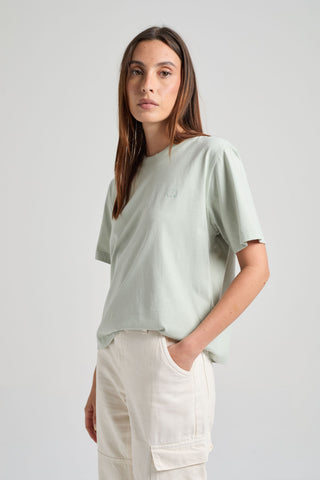 Personne portant un t-shirt Coastal Fog, vue de face | TP_IMAGE_TYPE=MODEL_FRONT