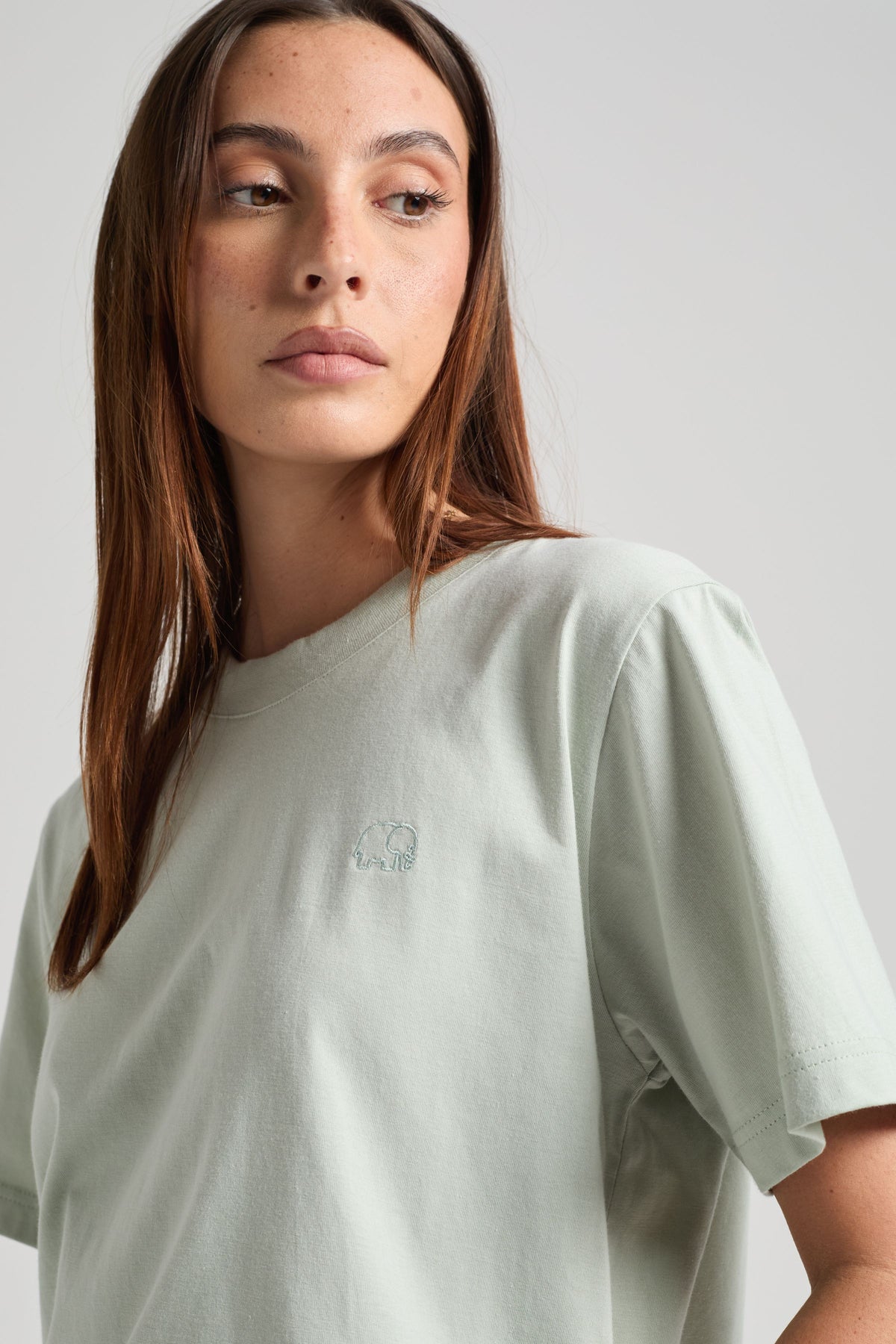 Personne portant un t-shirt Coastal Fog, vue de face | TP_IMAGE_TYPE=MODEL_FRONT