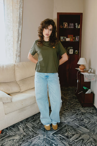 Personne portant un t-shirt Kombu Green, vue de face | TP_IMAGE_TYPE=MODEL_FRONT