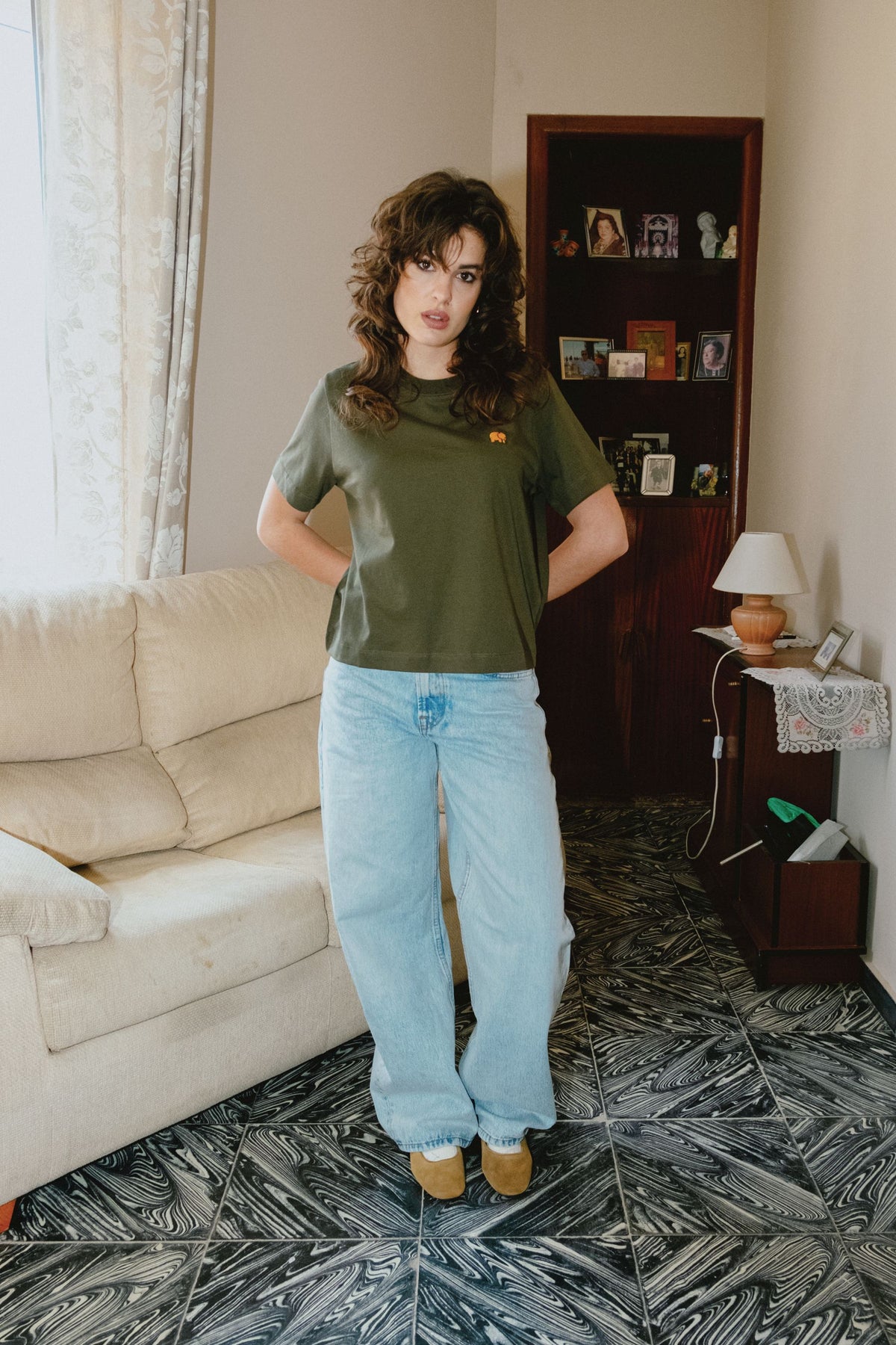 Personne portant un t-shirt Kombu Green, vue de face | TP_IMAGE_TYPE=MODEL_FRONT