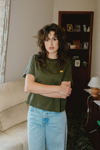 Personne portant un t-shirt Kombu Green, vue de face | TP_IMAGE_TYPE=MODEL_FRONT